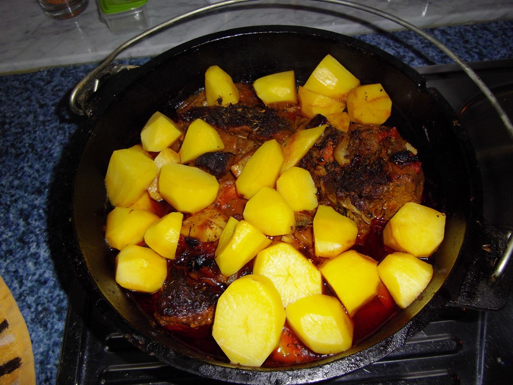 ca. 1 stunde vor ende kommen dann noch die kartoffeln dazu.