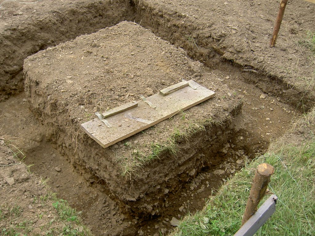 Hier die ausgehobenen Fundamente.