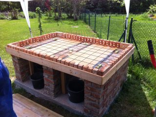 Hier mit Klinkersteinen - das sind auf wenige cm geflexte Backsteine (riesen Dreck und üble Arbeit - hatte keinen ausreichend grossen steinschneider). Die Steine sind zum Beton angebohrt und mit einem Spezialkleber jeweils 2 Schrauben eingeklebt. Dübel gingen nicht, da sind die<br />geplatzt. Köpfe Richtung Beton. Super halt! Da fällt so schnell keiner ab.